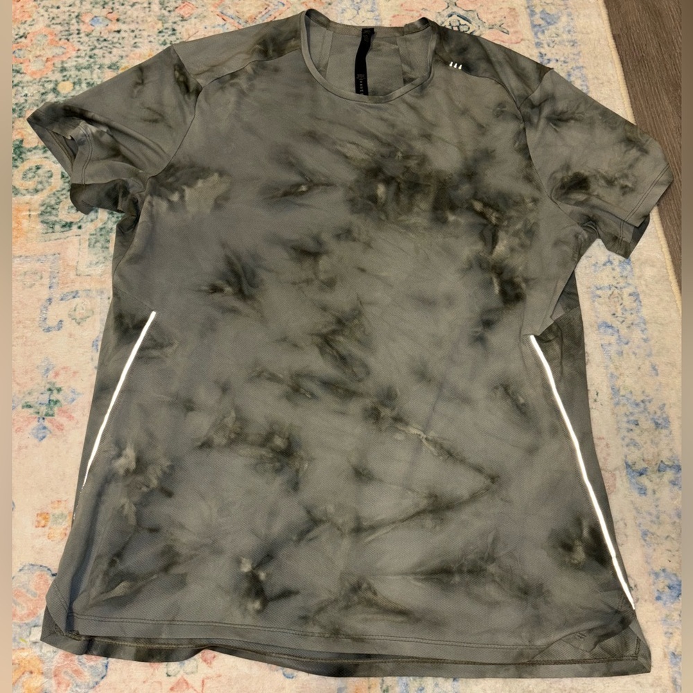 Men’s Lululemon athletic shirt